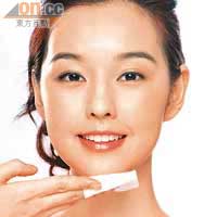 只有輕微死皮者，建議用化妝棉在臉上塗抹去角層爽膚水，避免過度刺激肌膚。