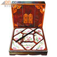 描金雙喜紋盒帶筷花卉紋攢盤，是典型婚禮時使用的，它的特點在於額外有一雙筷子，用於進食吉祥食品，價值$88,000。