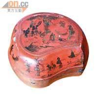 紅漆描金山水人物圖桃式盒，盒體呈壽桃形，寓意長壽，盒身的山水圖案，古樸自然，價值$295,000。