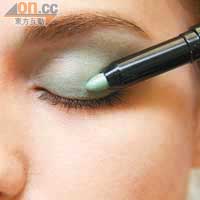 Step1 先用綠色眼影筆塗滿整個眼窩位置，而另一端於表面再塗多層具有光澤感的眼影，令雙眼看起來更立體。