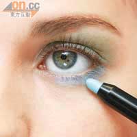 Step2 以藍色眼影筆繪畫下眼線，由眼尾開始向眼頭方向畫約2\3 長度。