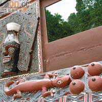 館內保留不少Batak族的傳統木雕，其中以四腳蛇與四乳房最常見。