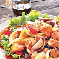 傳統泰菜味道上佳，泰式雞肉售120 Baht（約HK$30）。