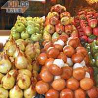 在米蘭的朱古力店，見到一堆做成水果形狀的朱古力。