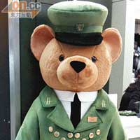可愛6呎高玩具熊見於英國希思路機場內的Harrod's。