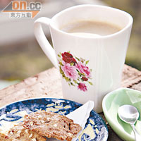 香滑的薑汁撞奶，配以薑母餅乾，是下午茶最佳之選，售價分別為NT$130（約HK$34）及NT$99（約HK$26）。
