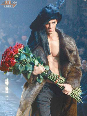 Fur coat配褲及boots，大騷肌肉，野性十足。