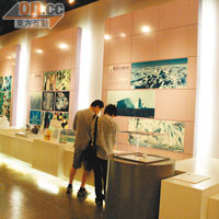 一樓展覽室展出多張關於鄂霍次克海因應天氣變化，呈現不同狀態的圖片。