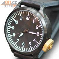 不只收藏手錶，之前米奇更曾自家設計及推出一款手錶。手錶參考德國軍錶款式，並以現時大熱的All Black及大錶面設計，搭載瑞士自動機芯。$5,800