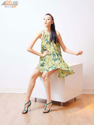 H&M藍×青色花花入膊連身裙 $149（a）、H&M藍色高跟鞋 $599（a）