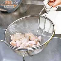 先將雞翼及豬腩肉切件，以鹽水將兩者泡熟隔水備用。