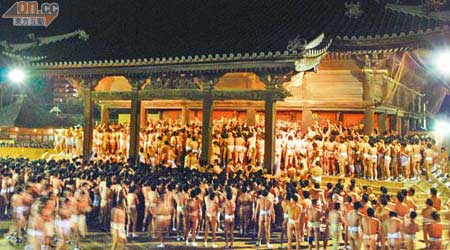 西大寺本館面積僅400平方呎，但9,000名參賽卻不斷往內擠，務求佔得好位置爭寶木。