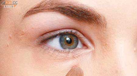 Step 1 先在膚色較暗沉或出現黑眼圈的地方，如眼頭及眼尾塗上中和矯色霜，令皮膚即時有光澤。