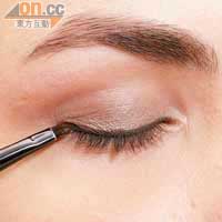 Step 4 以眼線膏輕輕描繪幼身的上下眼線，並塗上有增長效果的睫毛液。
