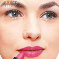 Step 6 於雙唇塗上紫紅色唇膏，想效果自然可直接塗上，想線條明顯些，則可使用唇掃。