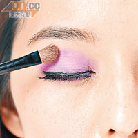 Step 1 用金或銀白色膏狀或霜狀眼影，在整個眼窩位置塗抹一層打底；然後於眼窩處掃上紫色粉狀眼影，或直接用紫色膏狀或霜狀眼影塗搽。