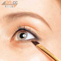 Step 5 要令雙眼醒神，不妨以啡色眼影在下眼尾的2/3位置掃條柔身眼線，並於眼頭掃上淡粉紅色眼影。
