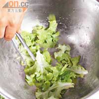 將橄欖油、鹽、檸檬汁拌勻，逐款蔬菜放入調味，再逐款放入碟內排好。