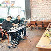 餐廳每個周末（下午12時至3時）都會請來外籍樂手演奏原創歌曲。