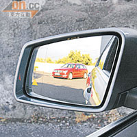 加入了Active Blind Spot Assist後，倒後鏡上會出現三角形提示有鄰線車輛進入盲點位，讓你提高警覺。