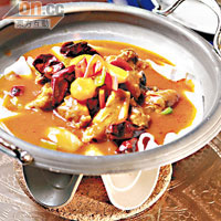 新疆大盤雞<br>這款大盤雞屬新疆家常菜，以花椒、八角、孜然粉等醃製，並以新疆廚師拉製的大盤雞麵托底而成。售價：$98