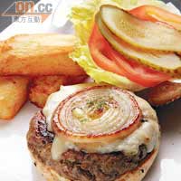 Blue Ribbon Beef Burger  $148/8安士（b）<br>大廚特別選用味道比較Light的藍芝士，配上用焦糖焗過的紅洋葱，甘香中帶點甜，不喜愛太濃烈藍芝士的人必試。