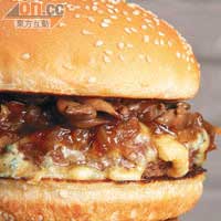 Roaring Forties Blue Burger $98（a）<br>每塊重7安士的牛扒，加上一片極度甘香的藍芝士，與肉汁混和一起，發揮無比滋味的化學作用。