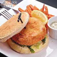 Crispy Cod Cake Burger $148（b）<br>用深海的鱈魚先起皮燒過後，加入洋葱、西芹及薯粉等上麵包糠炸脆，最特別之處是中間釀有芝士，咬下去有流心的效果，配微酸的他他汁，不算太膩。