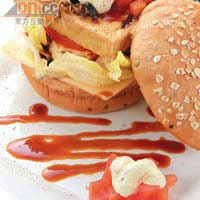 Vege & Bean Burger $98（c）<br>Kraze Burger以豆腐及雜菜製成的漢堡包，貫徹韓國人愛以豆腐入饌的飲食文化，加點韓式燒烤醬，為本身較寡的食材增添惹味。