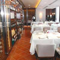 餐廳採用專業的室內和燈光設計，營造高級的用餐環境，以及舒適暖和的氛圍。
