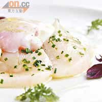 Hokkaido Sea Scallop Carpaccio $188<BR>這是Chef Harlan的招牌菜式之一，北海道帶子上有一隻半熟蛋，拌和一起吃，極其鮮甜味美。