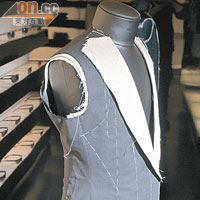 襯布的連接，確定外套前片和駱駝毛襯布的位置。縫合翻領，將其定位，防止出現皺褶，可翻捲，上襯之前，將外套前片的襯布剪裁成形。