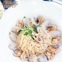 Linguine Vongole  $130<br>用乾葱爆香的花甲極鮮甜，再與意粉同炒，連麵條都索滿鮮香。