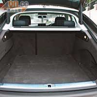 尾箱標準容量為535公升，摺合後座可提供至1,390公升。