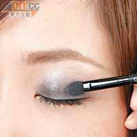 Step 2 於整個眼窩掃上淺灰色眼影，並在雙眼皮位置掃上較深一點的灰色眼影，兩色之間用掃Blend勻，令層次更自然柔和。