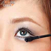 Step 3 用深灰色的眼影掃整條下眼線，之後於下眼睫毛塗上睫毛液。
