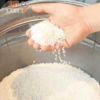 做壽司飯其中一個重要步驟是瀝米，過程約需半小時，作用是令米粒呈乾身狀態。