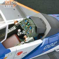 駕駛艙內錶板、操控桿應有盡有，表現出戰機的精細度。