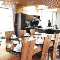 餐廳採用開放式的設計，廚師會即場在旁邊為客人炮製中法Fusion菜。
