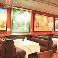 餐廳環境寬敞雅致，以多幅藝術油畫作裝飾，用餐氣氛一流。