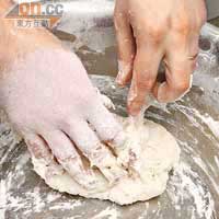 Step 2 搓製麵糰期間，要以雙手感受質感的變化。