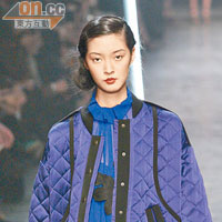 葉子剪影連身裙配quilted satin jacket，時尚中展現活力。