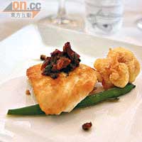 是日主菜是新鮮鯛魚配白豆蓉及時菜，餐酒是2008年產自Wairarapa的Urlar Pinot Gris白葡萄酒。