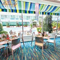 西餐廳「濠」環境開揚寬敞，近落地玻璃的座位更可看到酒店泳池。