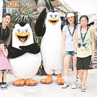 企鵝特攻隊大受小朋友歡迎，蘇家亦齊齊來拍照。