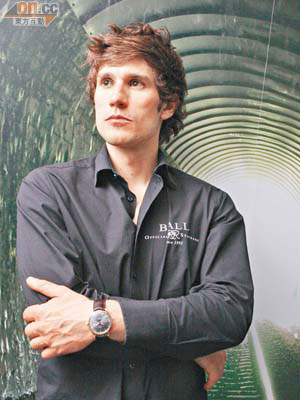 徒手潛水員兼品牌代言人Guillaume Nery為品牌示範腕錶。