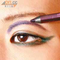 Step 2 用紫色眼線筆於眼窩凹入的位置畫一條弧形的眼線，眼頭位置較粗，而眼尾部分較幼。