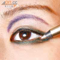 Step 5 用墨綠色眼線筆畫下眼線，眼尾部分向上拉長，比上眼線多約3mm，再用金色眼線筆加上閃亮效果。