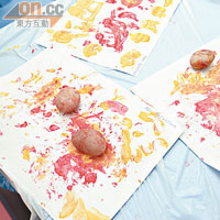 石春創意畫<br>導師拿出石春及食用顏料，任由小朋友利用雙手和石春進行塗鴉，既可發揮創意，更可加強手眼協調。