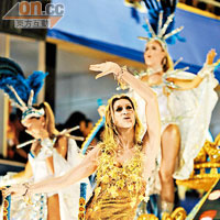 著名巴西超模Gisele也參與森巴嘉年華，成為最火辣的森巴舞女郎。